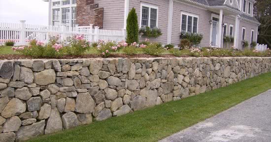 Подпорная стенка из камня как элемент ландшафтного дизайна